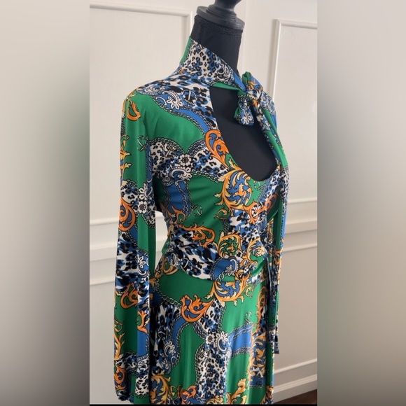 NWOT TIE COLLAR MAXI DRESS 3X GREEN
Boutique Item - Picture 2 of 8